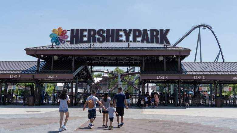 Visitors arriving at Hersheypark in front of brown entrance