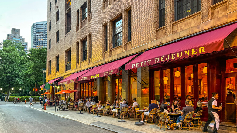 Restaurant with alfresco dining in Rittenhouse Square