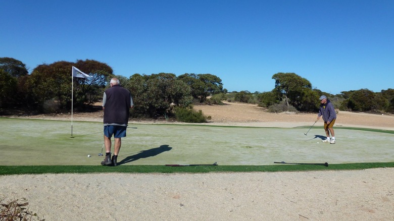 Nullarbor Links golf course putting green