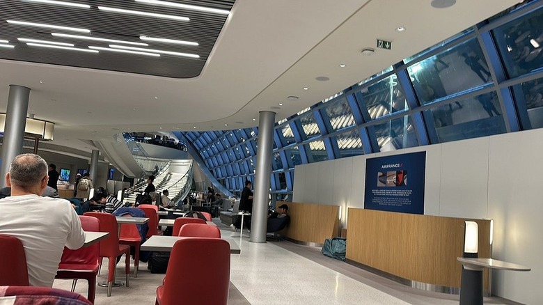 The dining room at the Air France Premiere Lounge at CDG Airport