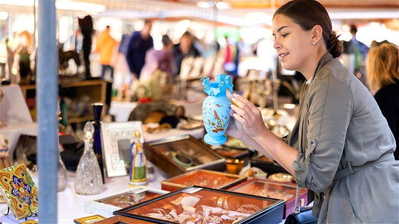 market vase girl