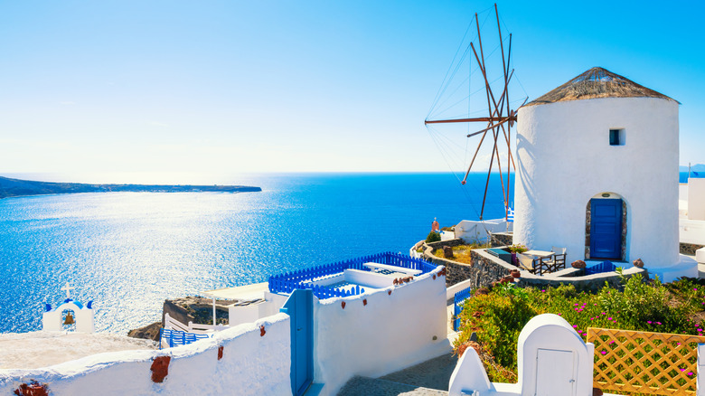 A quintessentially Greek seaside view without crowds