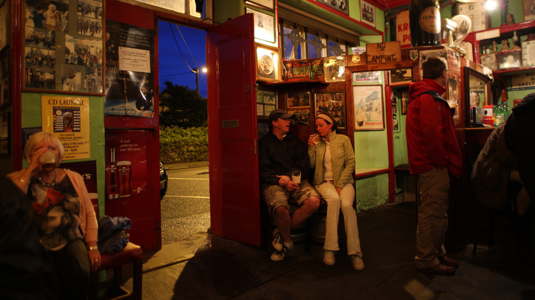 Dingle night pub scene