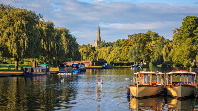 Stratford-upon-avon lake with boats and swan