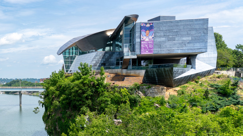 The outside of Chattanooga's Hunter Museum of American Art building