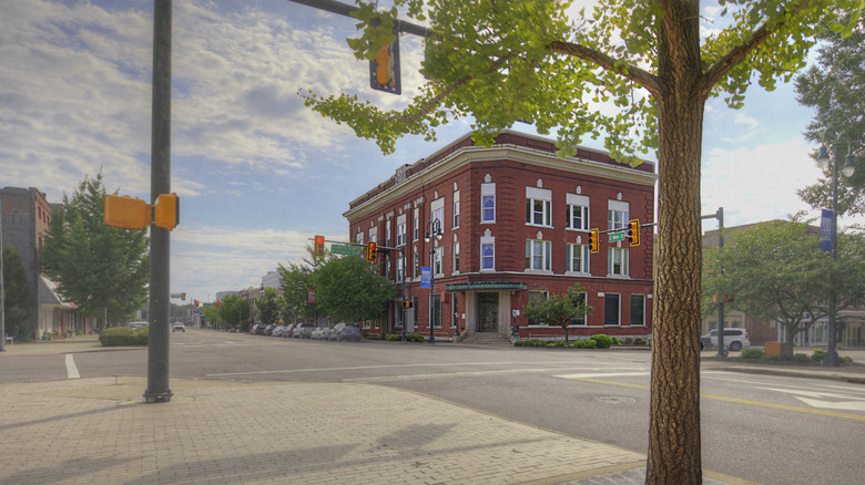 A quiet day nead a red brick building in downtown Jackson, Tennessee