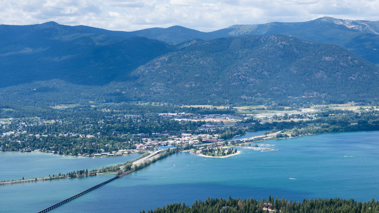 The lakeside town of Sandpoint, Idaho, backed by green-hilled mountains