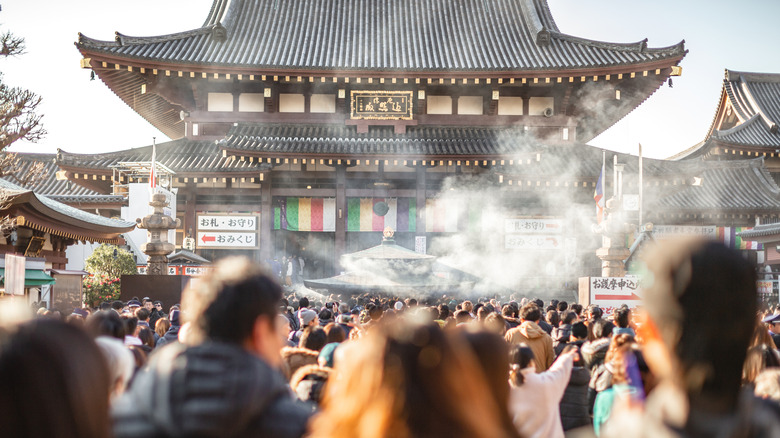 People flocking to the Kawasaki Daishi Temple to pray for good luck