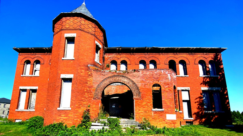 distressed building at Madison Barracks in Sackets Harbor, New York