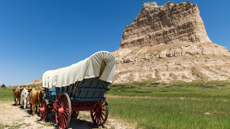 Covered Wagon in front of a national monument in Nebraska, USA