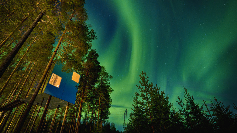 Mirrorcube with northern lights