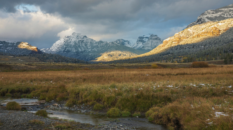 Snowy mountains around Lamar Valley in Yellowstone