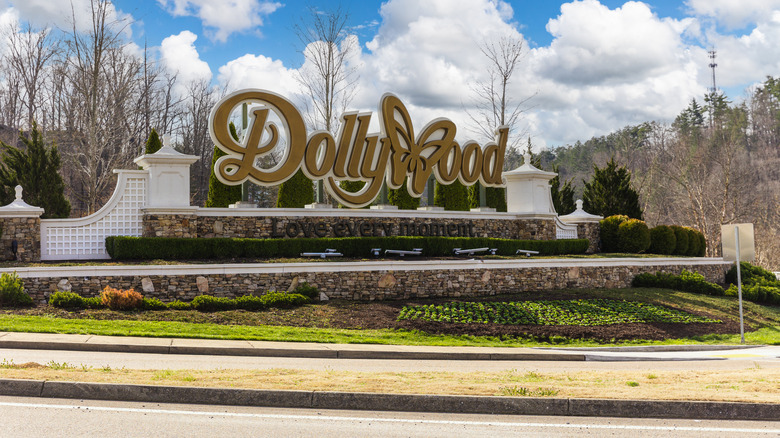 The sign at the front entrance of Dollywood.