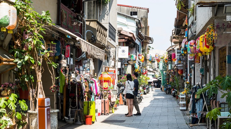 A couple shopping for vintage goods on Shennong Street