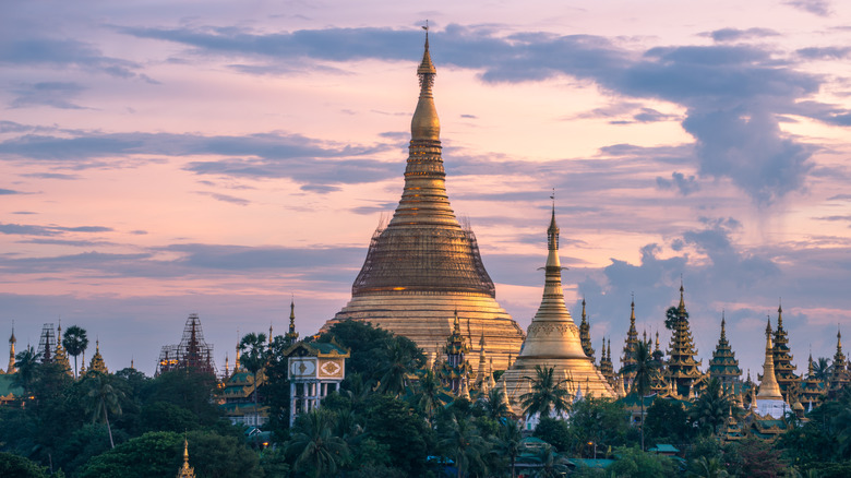 Shwedagon Paya at dusk