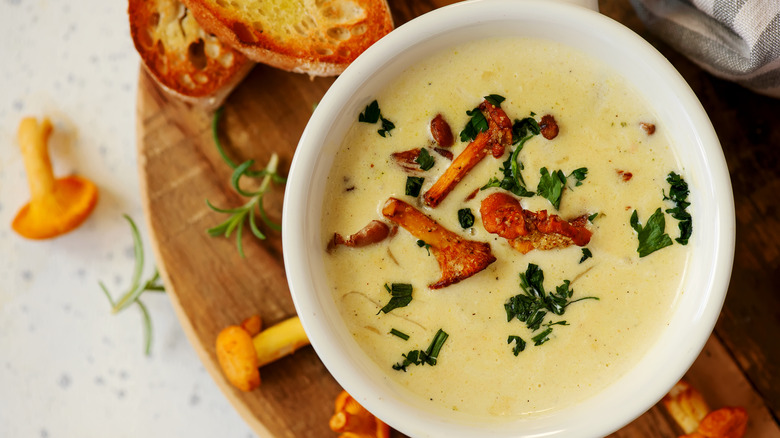 Chanterelle soup with toast