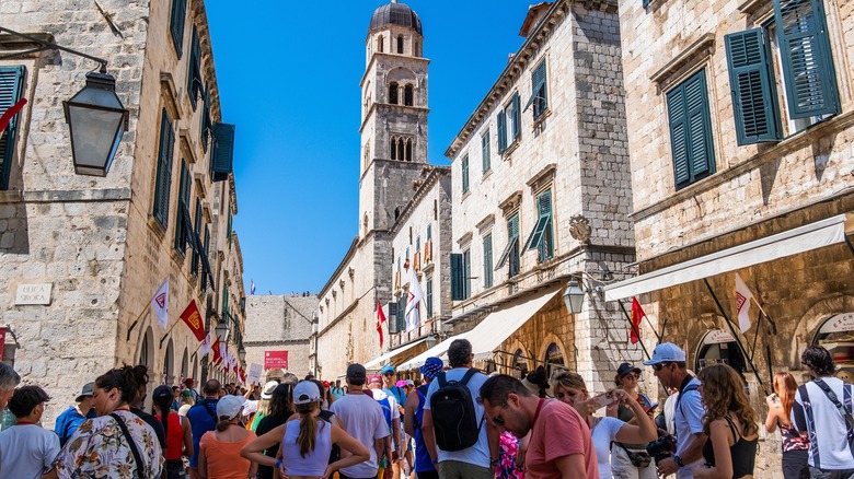 Tourist crowds on Dubrovnik street