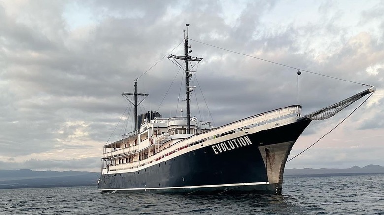 Quasar Evolution yacht sailing in the Galapagos