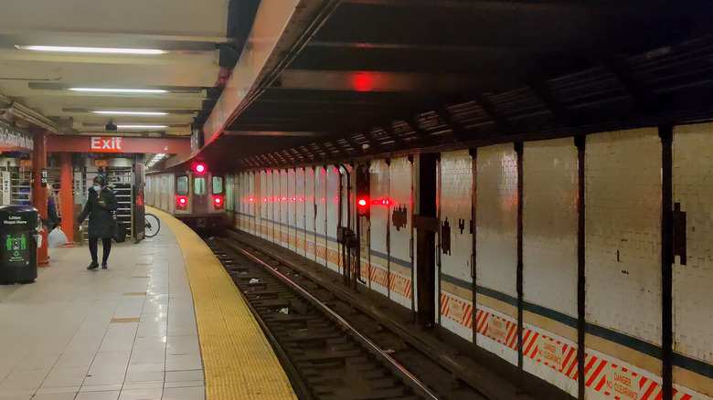 A train arrives at the Central Park North--110th Street station