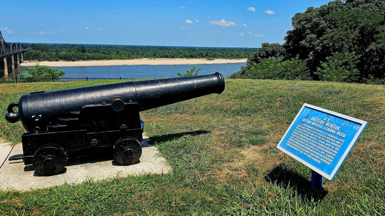 Artillery from the Civil War in front of Mississippi River