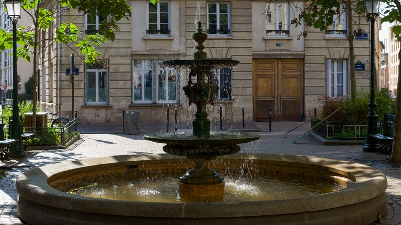 Place de l'Estrapade fountain