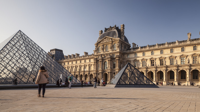 Musée du Louvre daytime