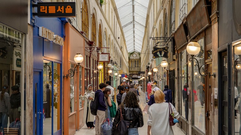 People shopping, Passage de Choiseul