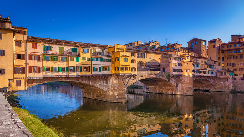 buildings overtop Ponte Vecchio