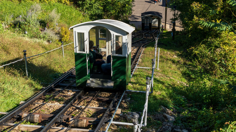 Cars climbing up the Fenelon Place Elevator