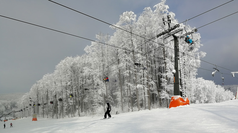 skiers and chairlift at Eplény