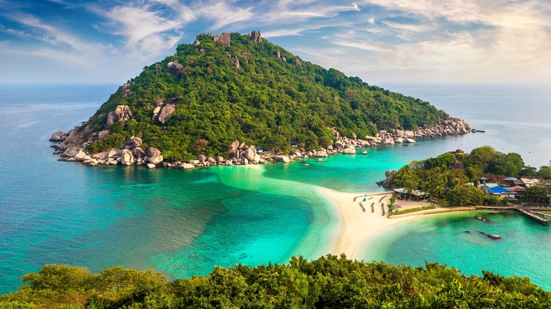 A sandbar connects the tiny islands of Ko Nang Yuan.