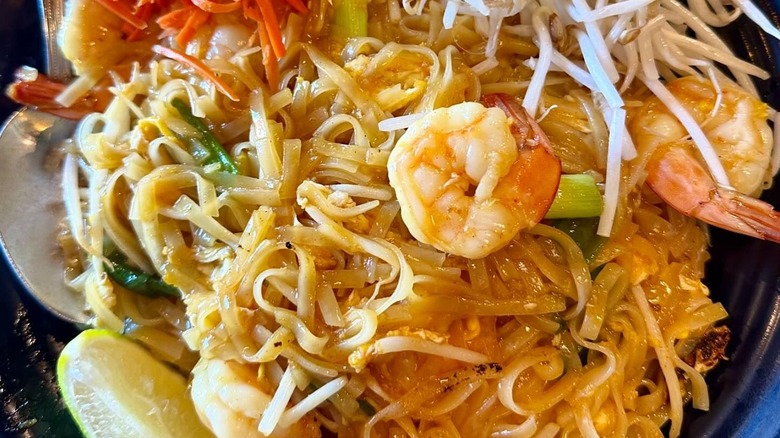 Thai noodles with shrimp