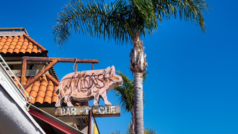 Mo's Smokehouse BBQ exterior in Pismo Beach