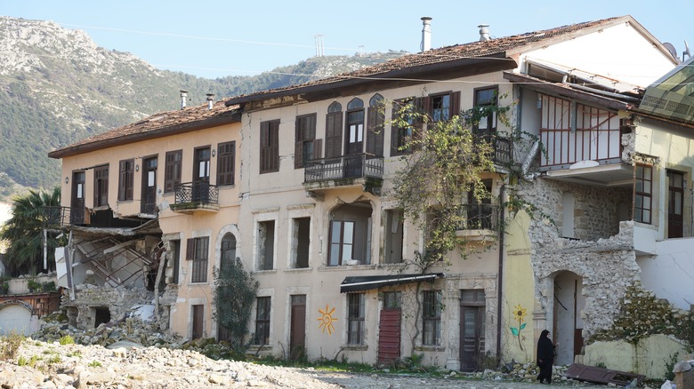 house broken up by earthquake