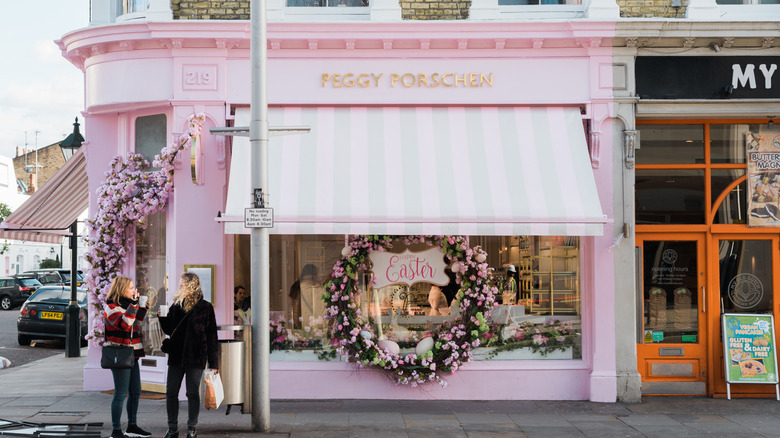 Tourists outside Peggy Porschen on Easter