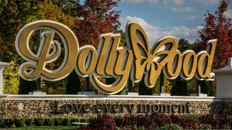 Dollywood entrance sign