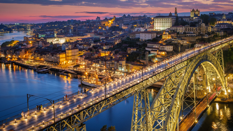 Porto's Ponte Luis I bridge at night