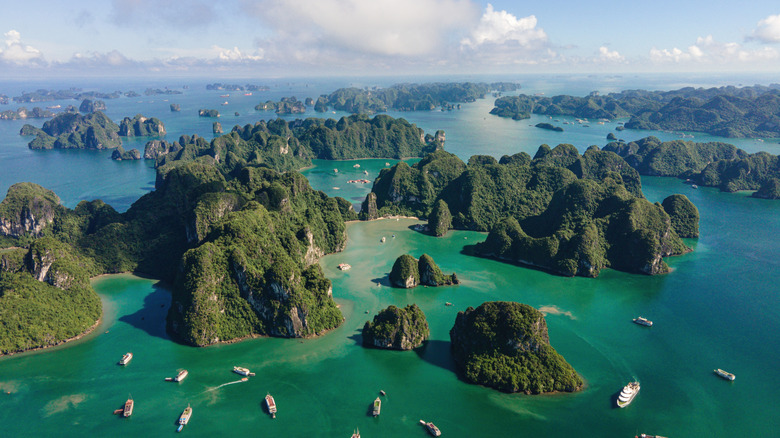 water, islands in Halong Bay