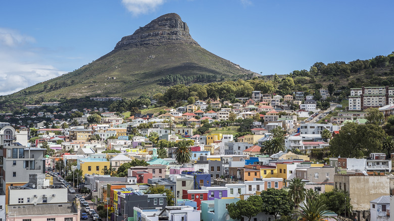 Cape Town buildings and mountain