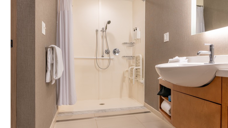 An accessible hotel bathroom