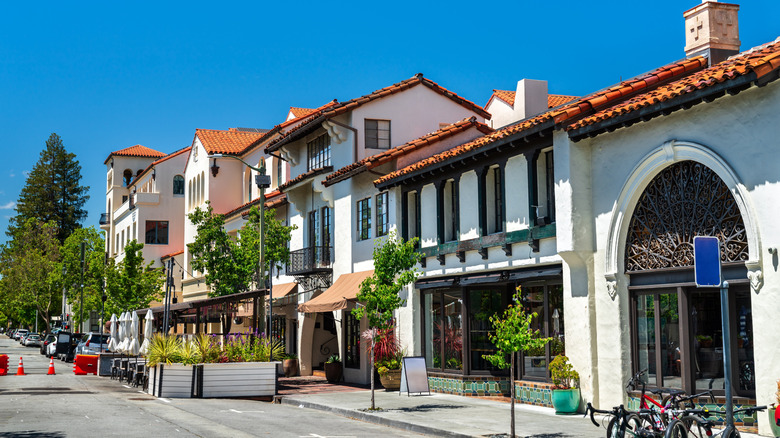 Street with attached buildings in downtown Palo Alto