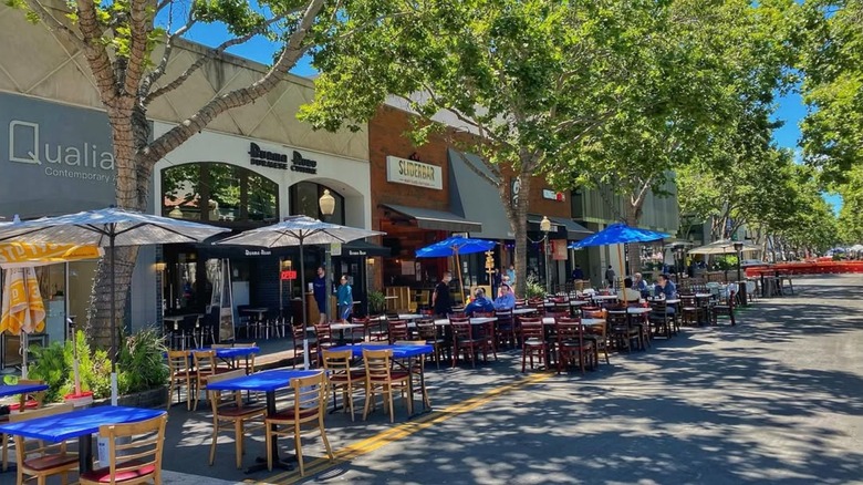 Restaurants and outdoor tables in downtown Palo Alto