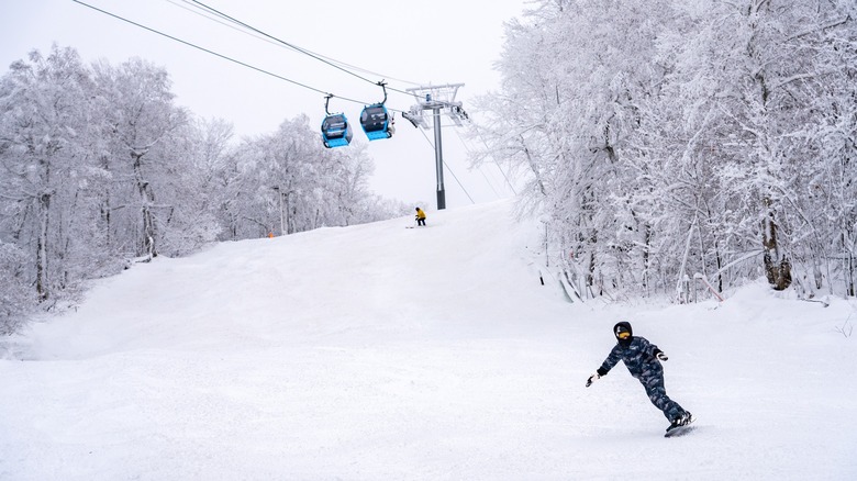 Snowboarder and chairlift on Belleayre Mountain.