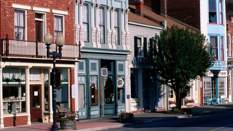 A statue of Mark Twain in the Mark Twain Boyhood Home and Museum