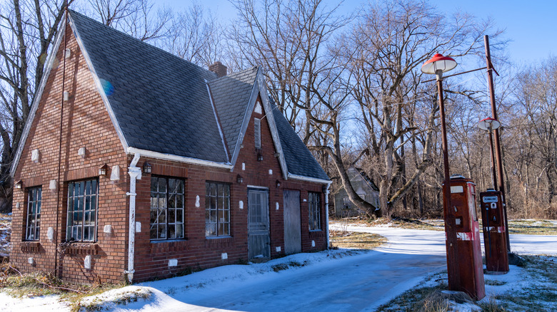 A building in Hannibal, Missouri, in the snow