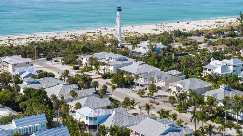 The Boca Grande lighthouse in between a wealthy neighborhood and the beach