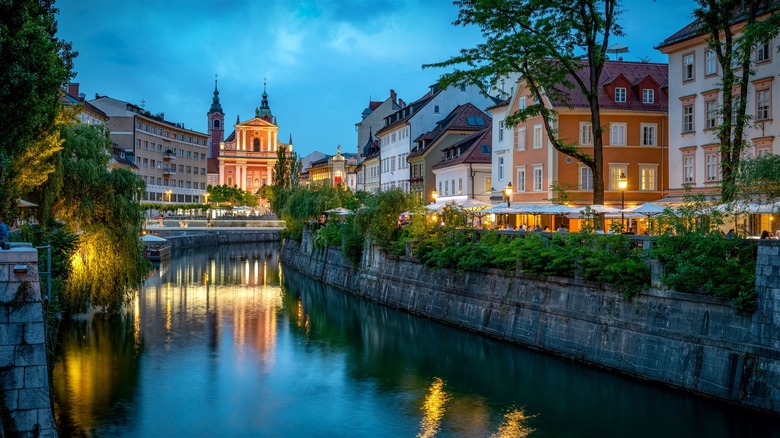 Ljubljana canal and buildings at night