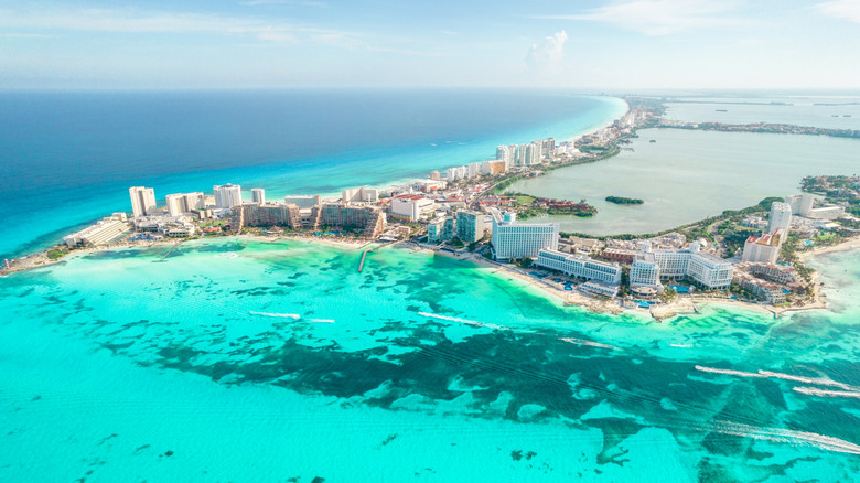 Turquoise waters of Cancún beach in Mexico