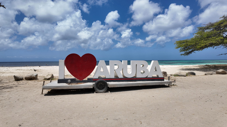 Beach sign that reads I Love Aruba