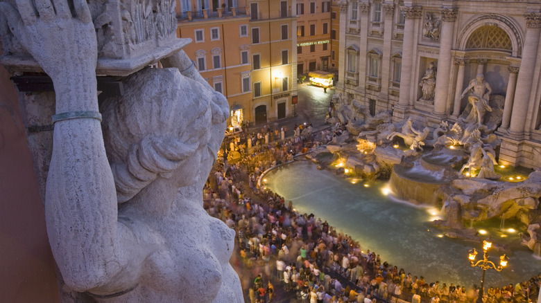 Crowds at Rome's Trevi Fountain